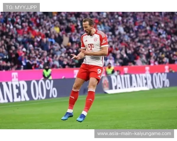 凯恩前场抢断后顺势转身射门：速度、技术与装备的极致展现